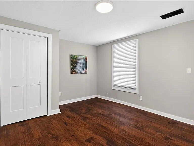 413 E Ormsby Ave — Photo 11