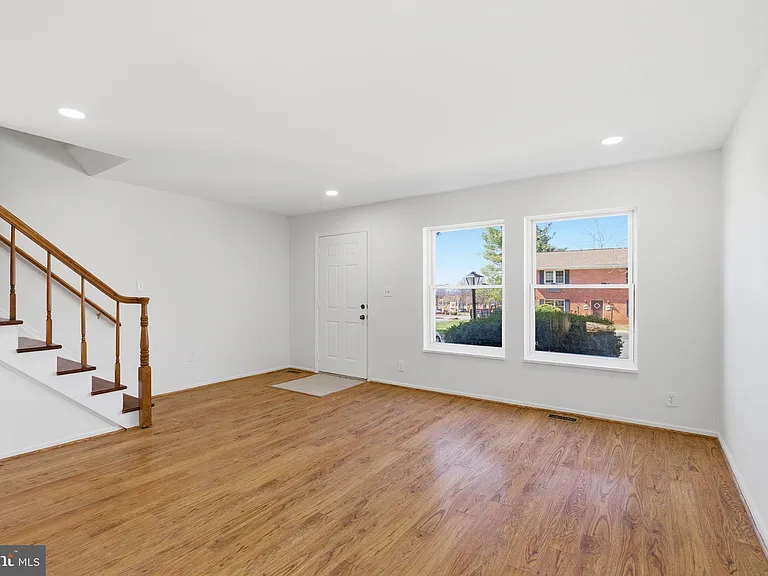 102 N Duke Dr — Photo 6