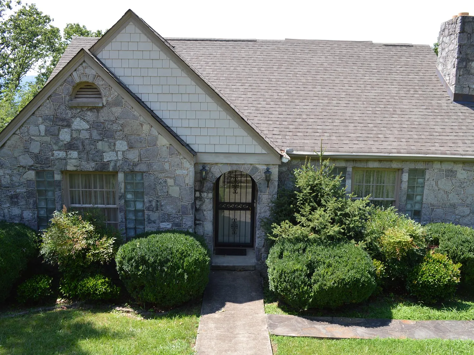565 S Crest Rd — Photo 3