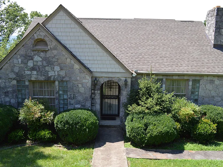 565 S Crest Rd — Photo 3