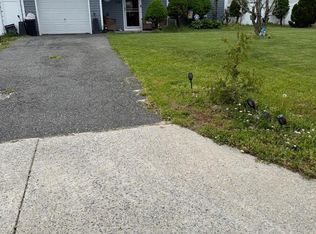 938 Scherger Ave, East Patchogue, NY 11772