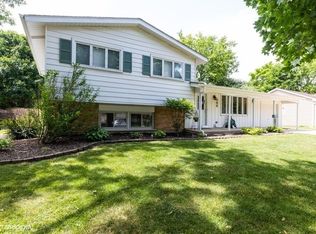 666 Devonshire Ln, Crystal Lake, IL 60014