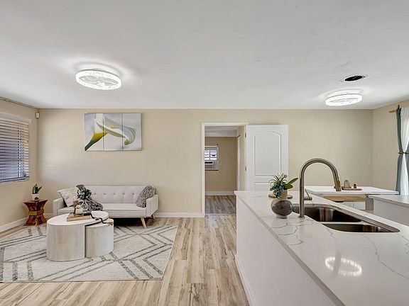 4th image of 140 W 31st Ct