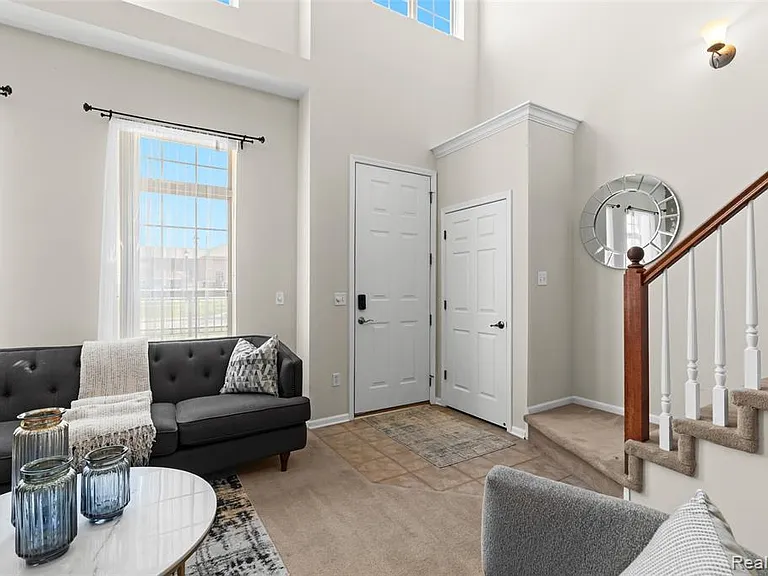 17 N Squirrel Rd — Photo 4