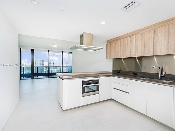 4th image of 1000 Brickell Plz #104