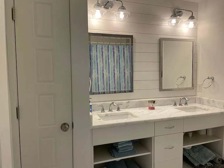 Hallway full bath