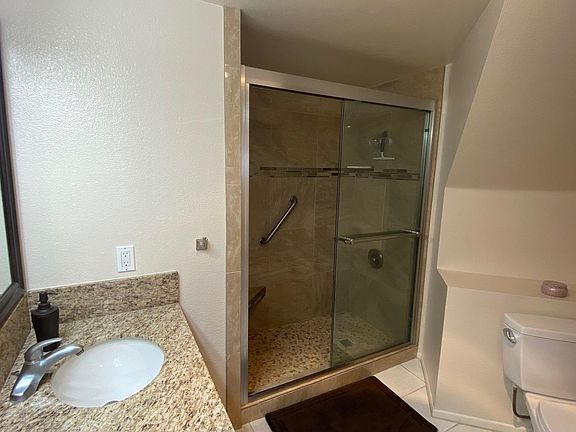 Master Bath w/ granite countertops