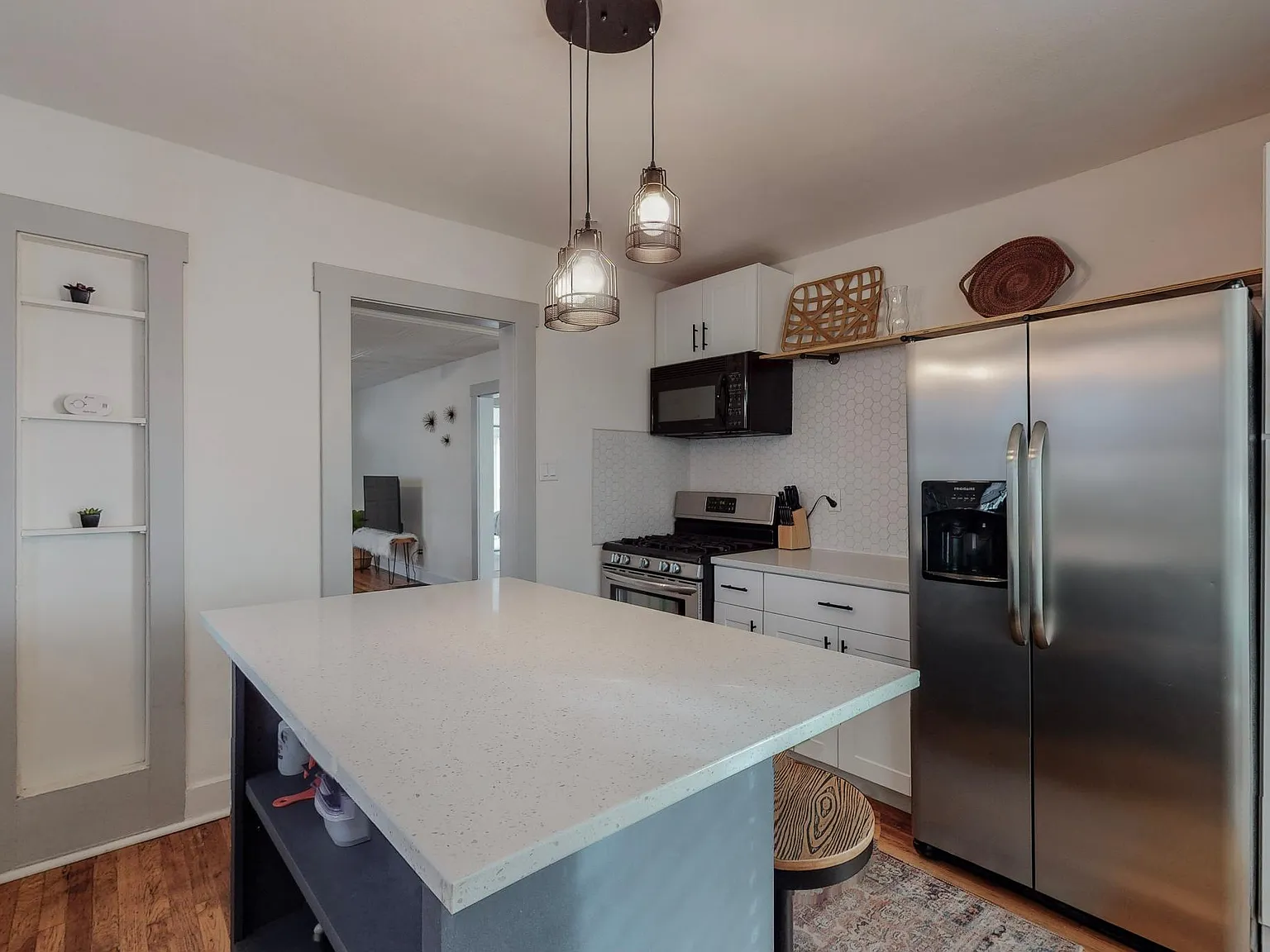 2 bed, 1000 sqft, $2,400 — Photo 2