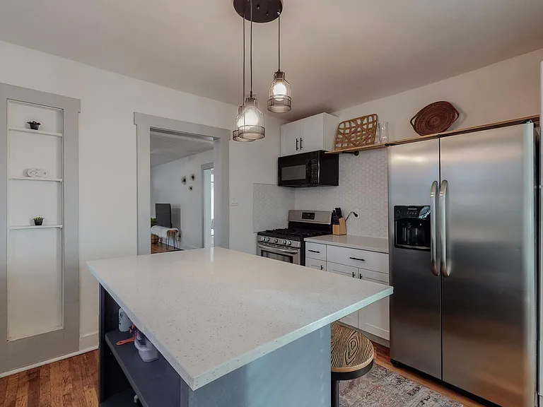 221 Girard Blvd SE — Photo 2