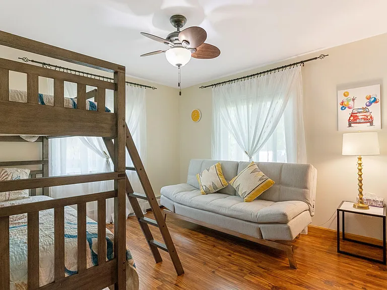 Laurene Dr — Photo 19