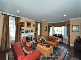 15 Claridge Cir, Manhasset, NY 11030