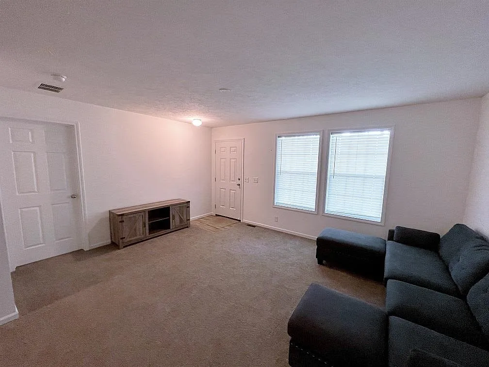 3 bed, 2.0 bath, 1085 sqft, $1,800 — Photo 4