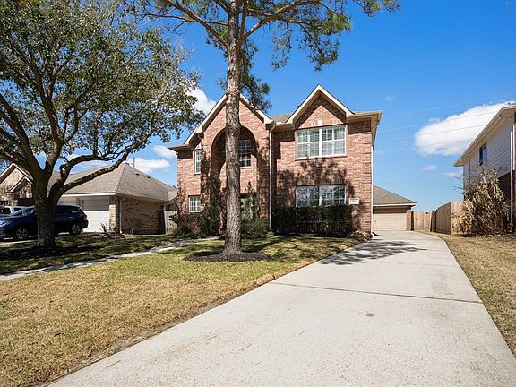 Thankfully not all of the landscaping died due to Texas' Snowmagedon 2021! Curb appeal still catching your eye as you drive by. From this view you can see how long the driveway is to the detached garage. This means less guests parked in the street wh