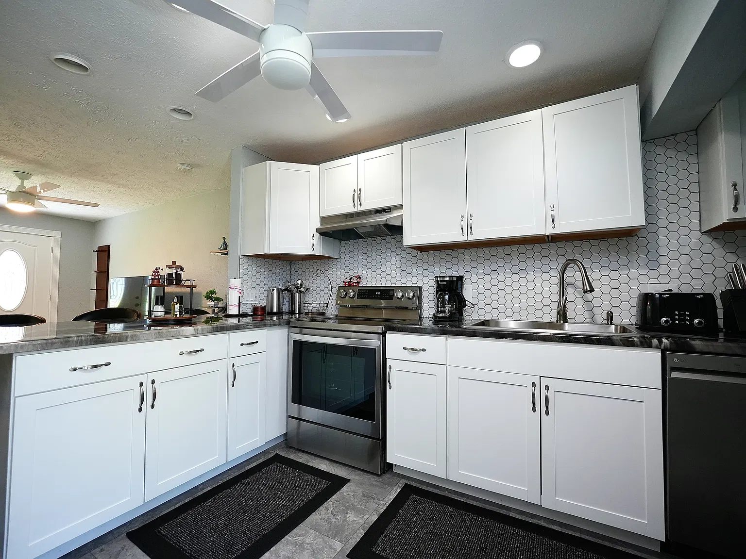 2 bed, 827 sqft, $4,200 — Photo 4
