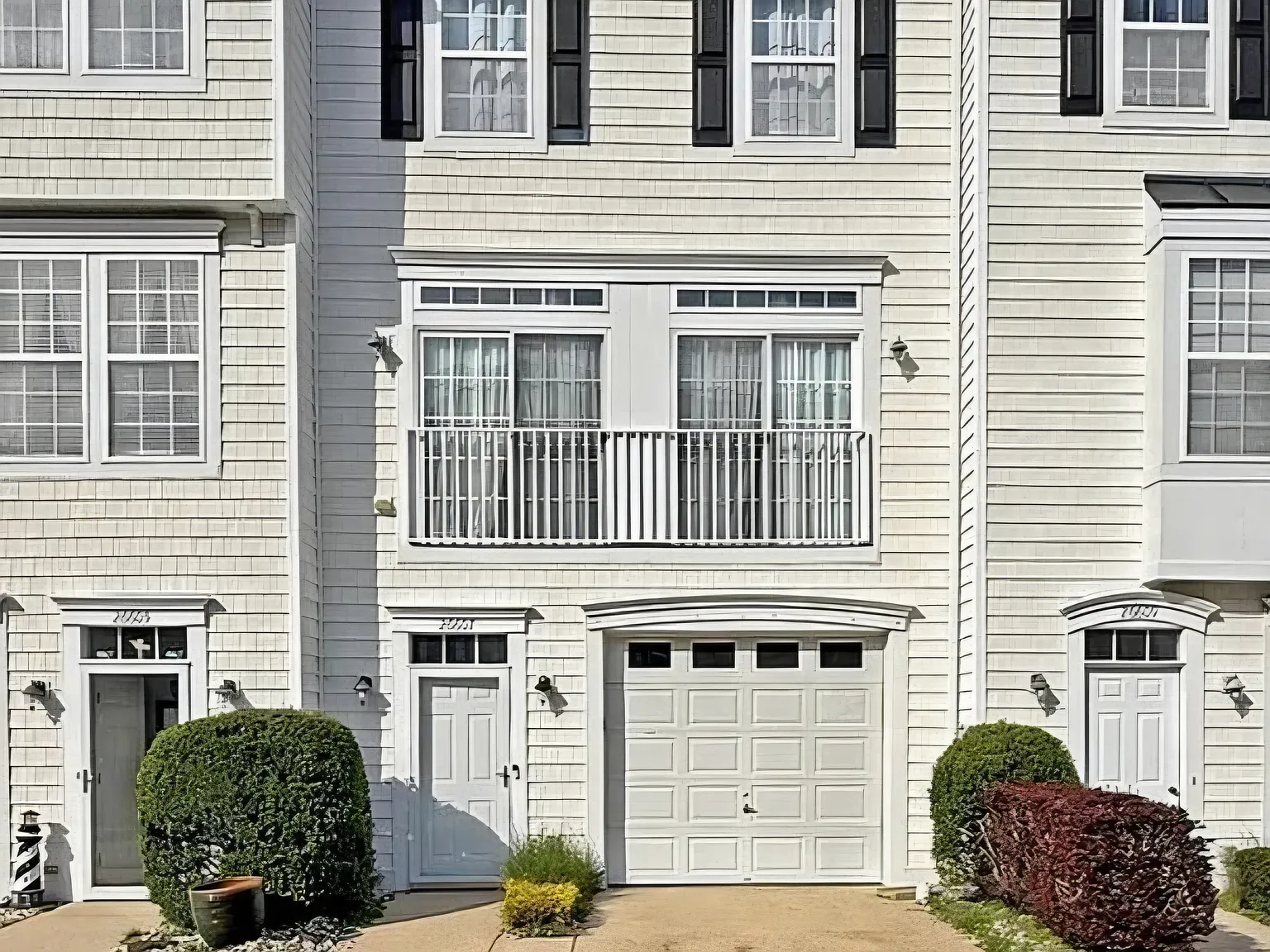 3 bed, 2.5 bath, 1440 sqft, $2,100 — Photo 1