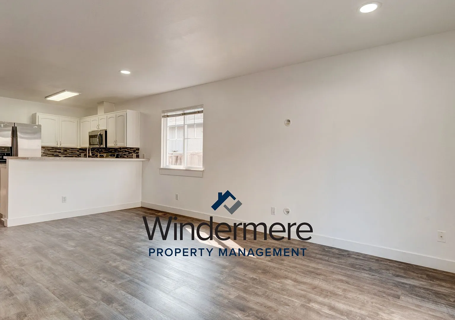 Charming 3 bedroom and 2 bathroom house with garage — Photo 4