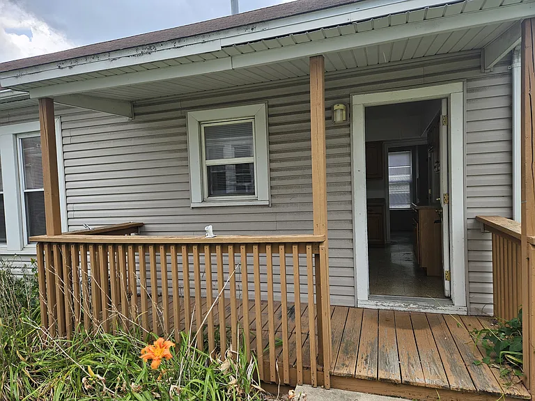 204 E Benton St — Photo 10