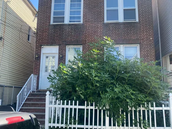 16 W 17th St #4, Bayonne, NJ 07002