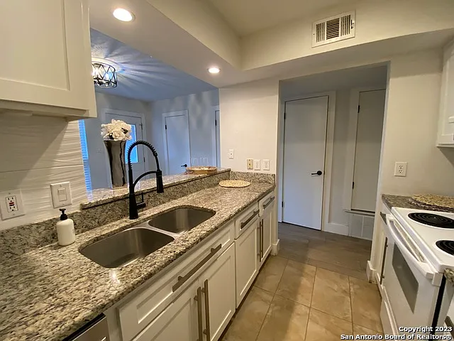2811 Woodbury St #403 — Photo 7