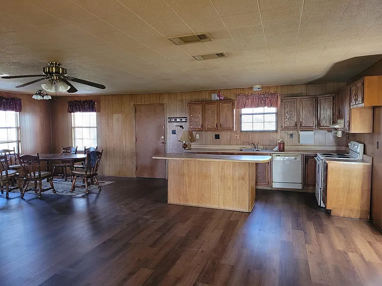 6092 FM 180 — Photo 12