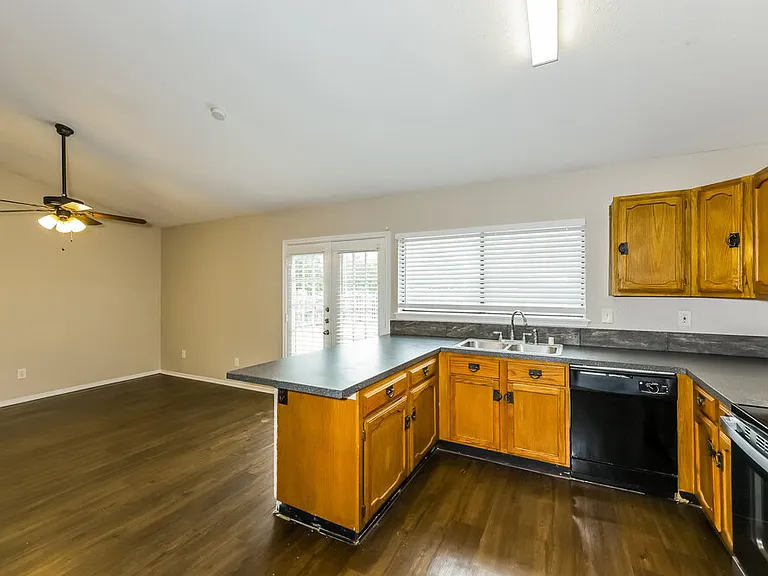 1385 Southridge Dr — Photo 9