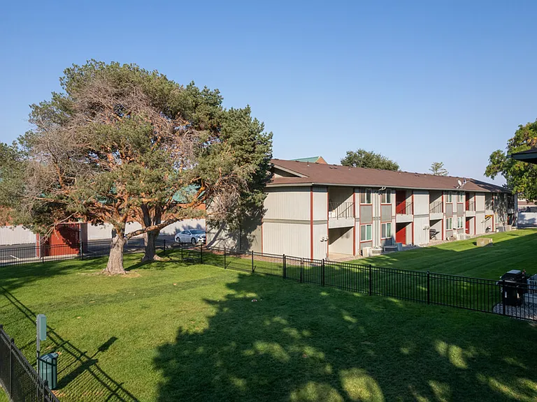 Irving Place Apartments — Photo 81