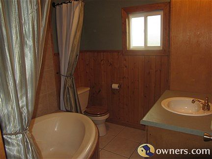 Main floor bath with jacuzzi tub