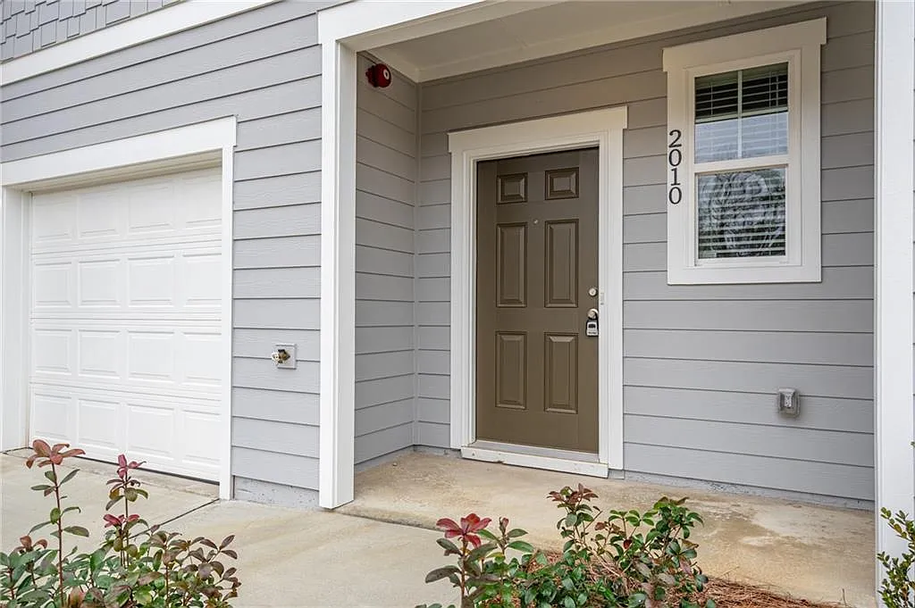 3 bed, 2.5 bath, 1421 sqft, $1,875 — Photo 3