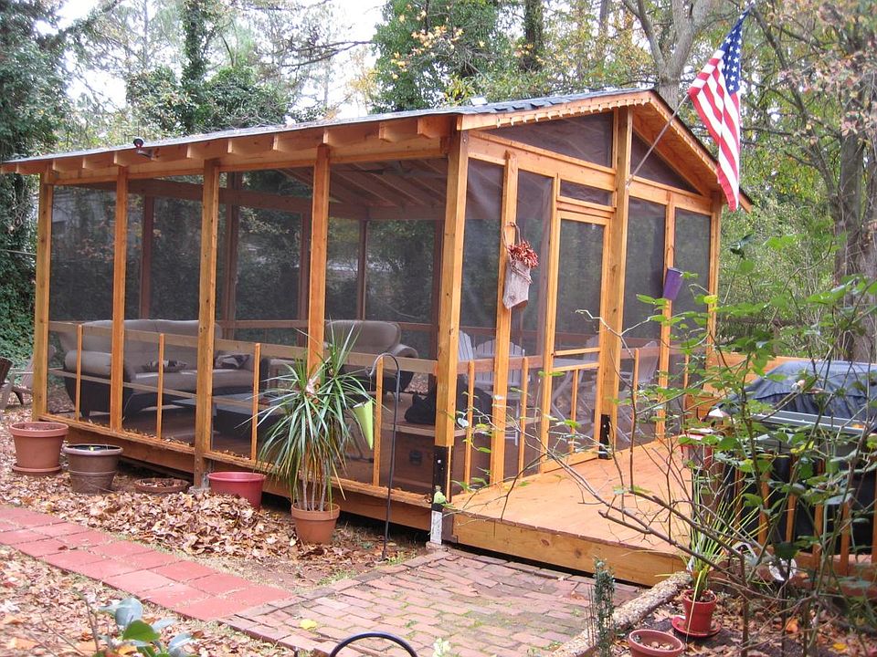 Screened-in back porch (16x16)