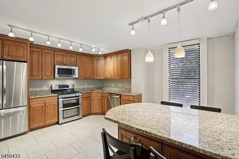 1 bed, 1.0 bath, $2,200 — Photo 4