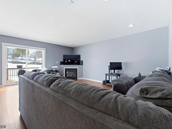 5th image of 1 Brookview Ln