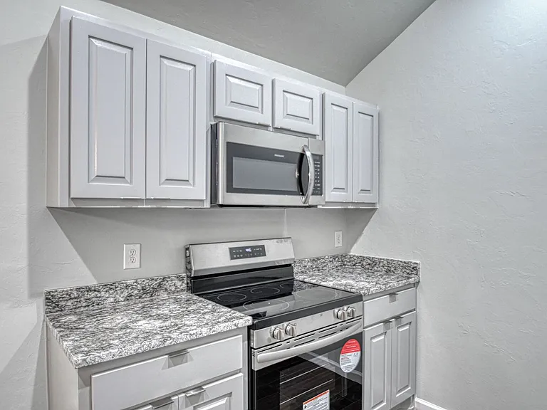 2721 Clifton Ter — Photo 12