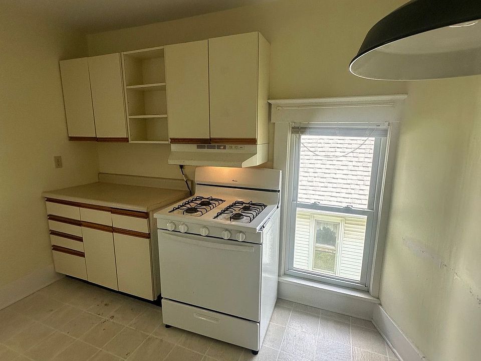2nd image of 608 W Columbia Ave #214