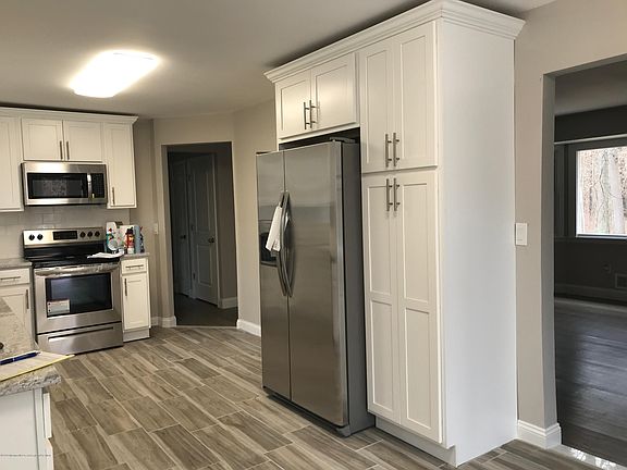 3rd image of 633 Briar Way