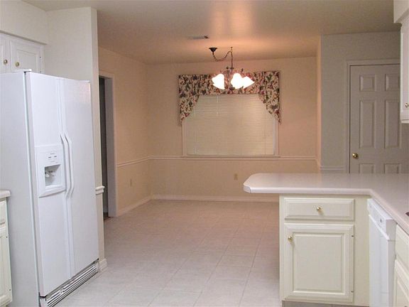 3rd image of 544 S Durant Ave