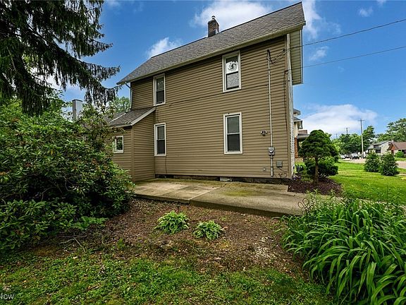 3rd image of 858 11th St NE
