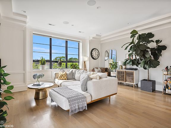 4th image of 2817 N Lakewood Ave #3