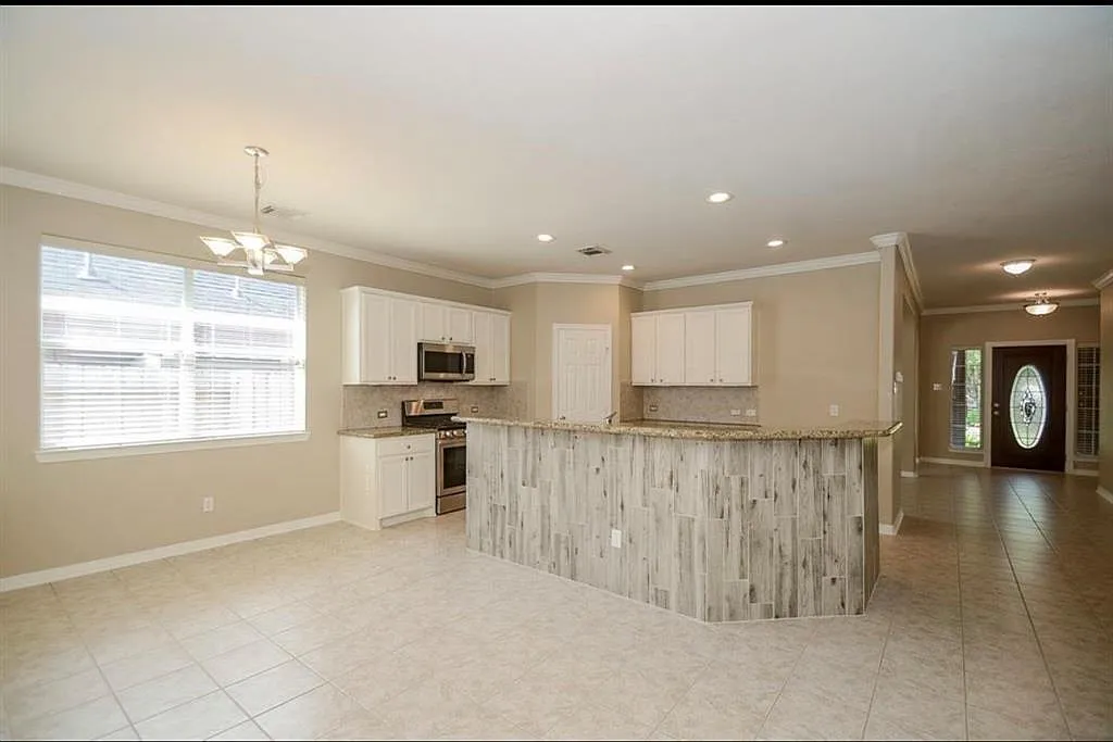 3 bed, 2.0 bath, 2455 sqft, $2,600 — Photo 3