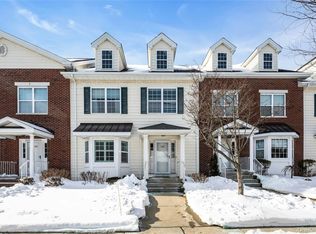 110 Brattle Cir, Melville, NY 11747