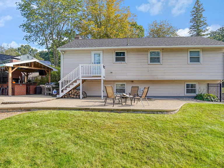 18 E Derry Rd — Photo 2