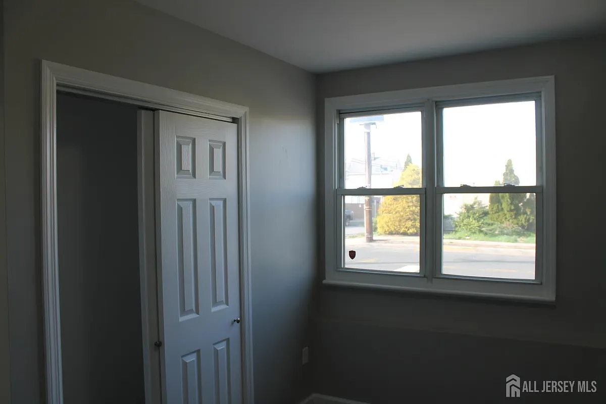 Building Photo - 519 Roosevelt Ave #2