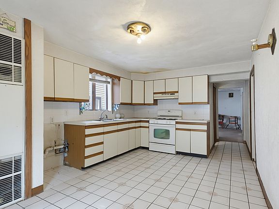 3rd image of 259 Havre St