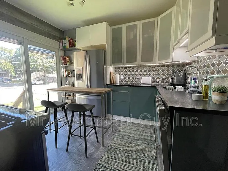 237 Ottawa St S — Photo 3