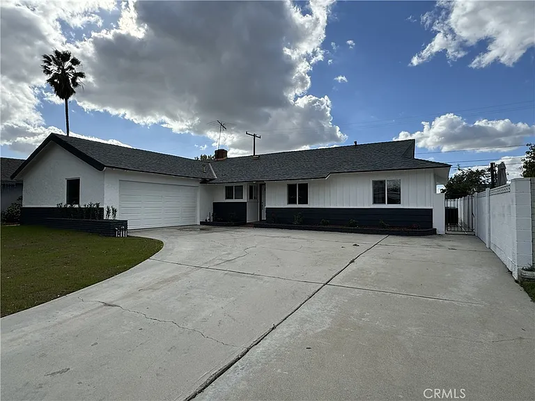 213 N Royal Pl — Photo 2