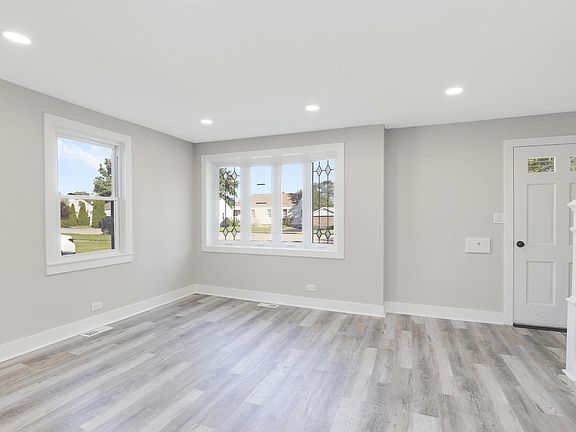 4th image of 333 E Dickens Ave
