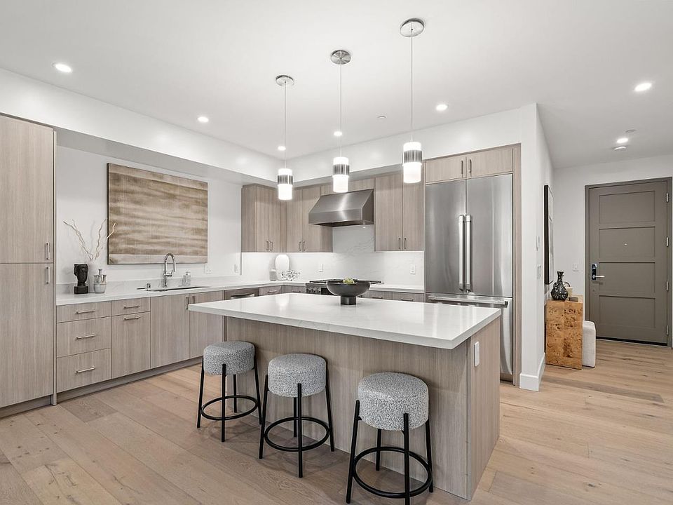 1st image of 425 1st St #25