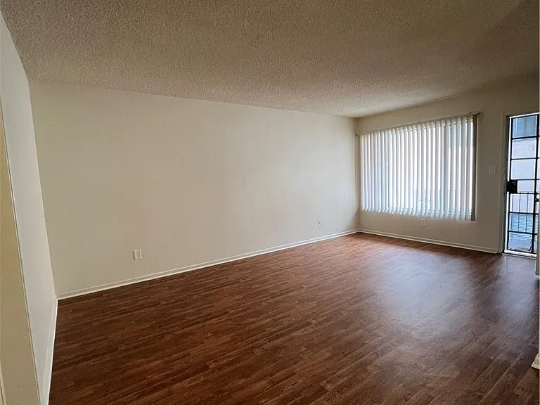 535 E Hazel St #6 — Photo 1