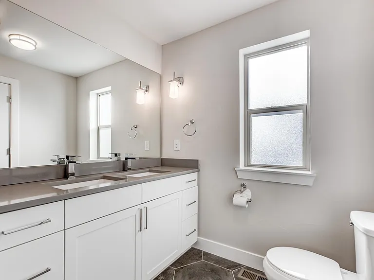 Primary en-suite bathroom