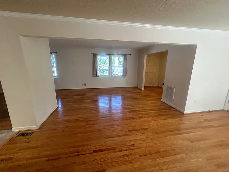 1015 Walters Ln — Photo 3