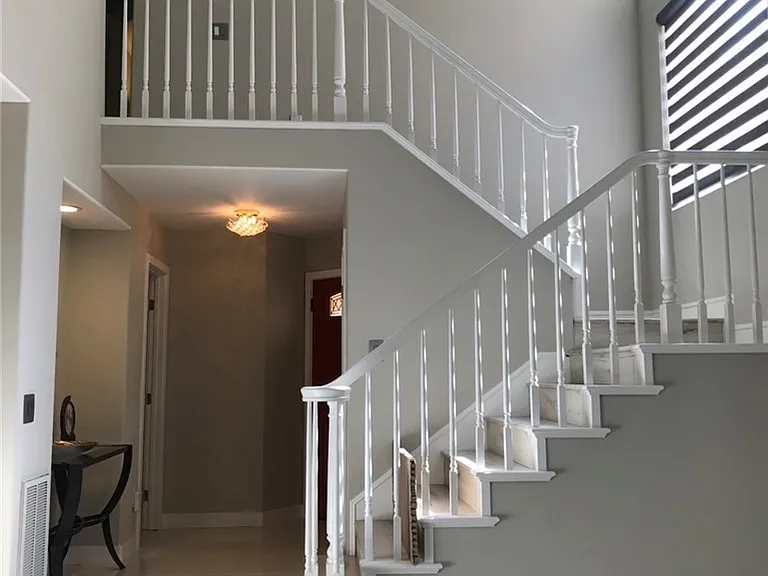 2738 La Salle Pointe — Photo 2